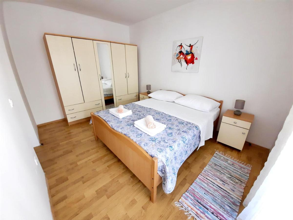 Lovely 3-Bedroom Apartment With Breathtaking View Dugi Rat Eksteriør billede