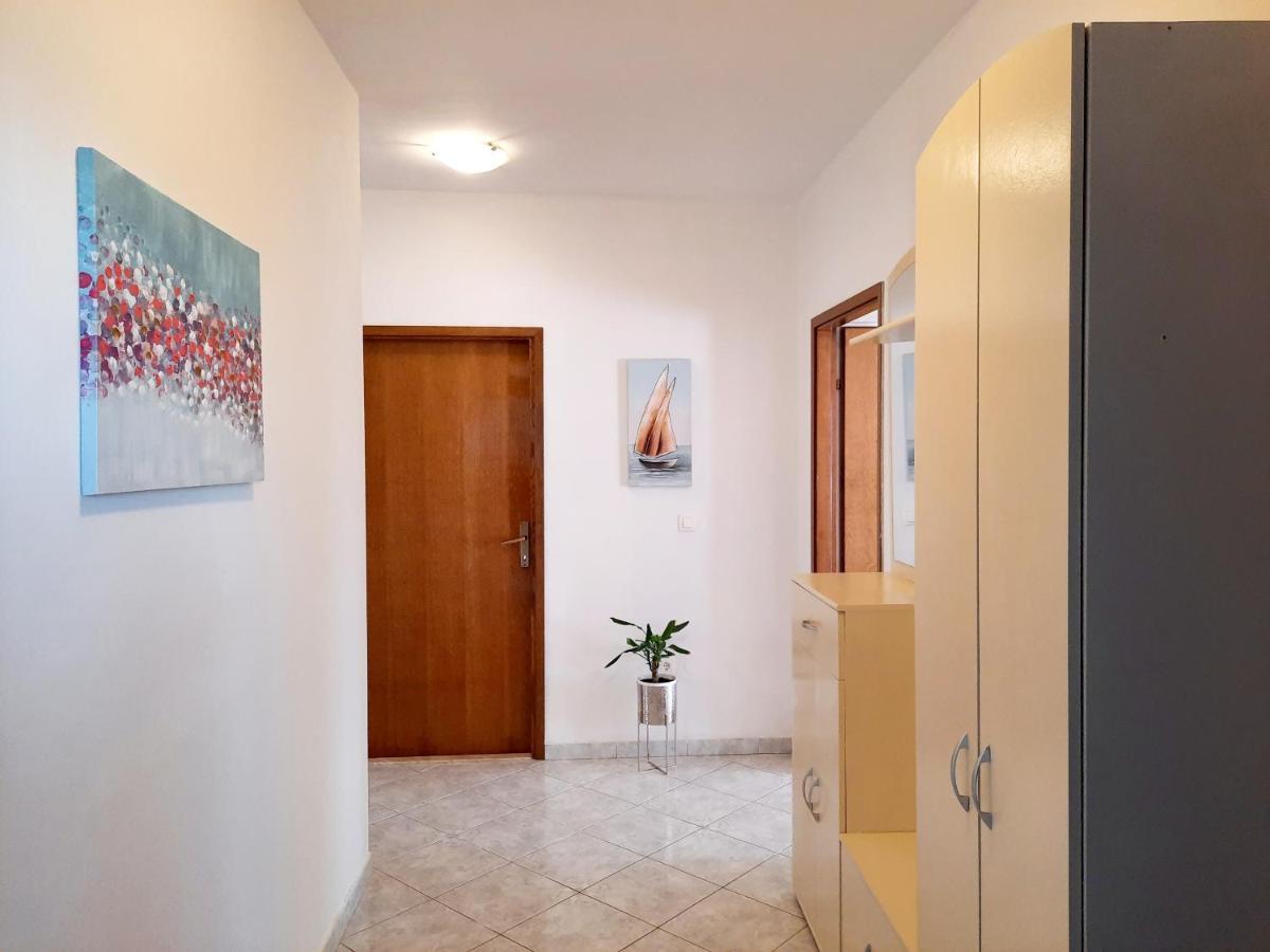 Lovely 3-Bedroom Apartment With Breathtaking View Dugi Rat Eksteriør billede