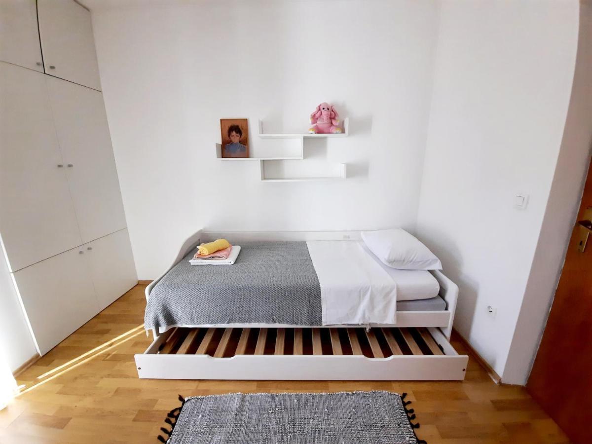 Lovely 3-Bedroom Apartment With Breathtaking View Dugi Rat Eksteriør billede