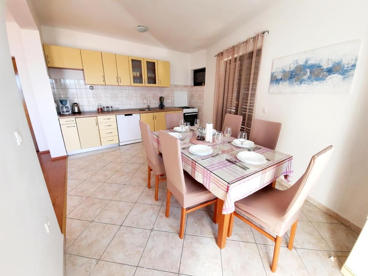Lovely 3-Bedroom Apartment With Breathtaking View Dugi Rat Eksteriør billede